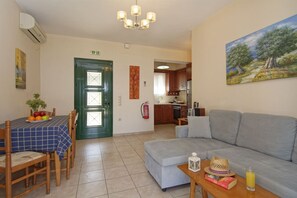 Télévision, cheminée, chaîne hi-fi