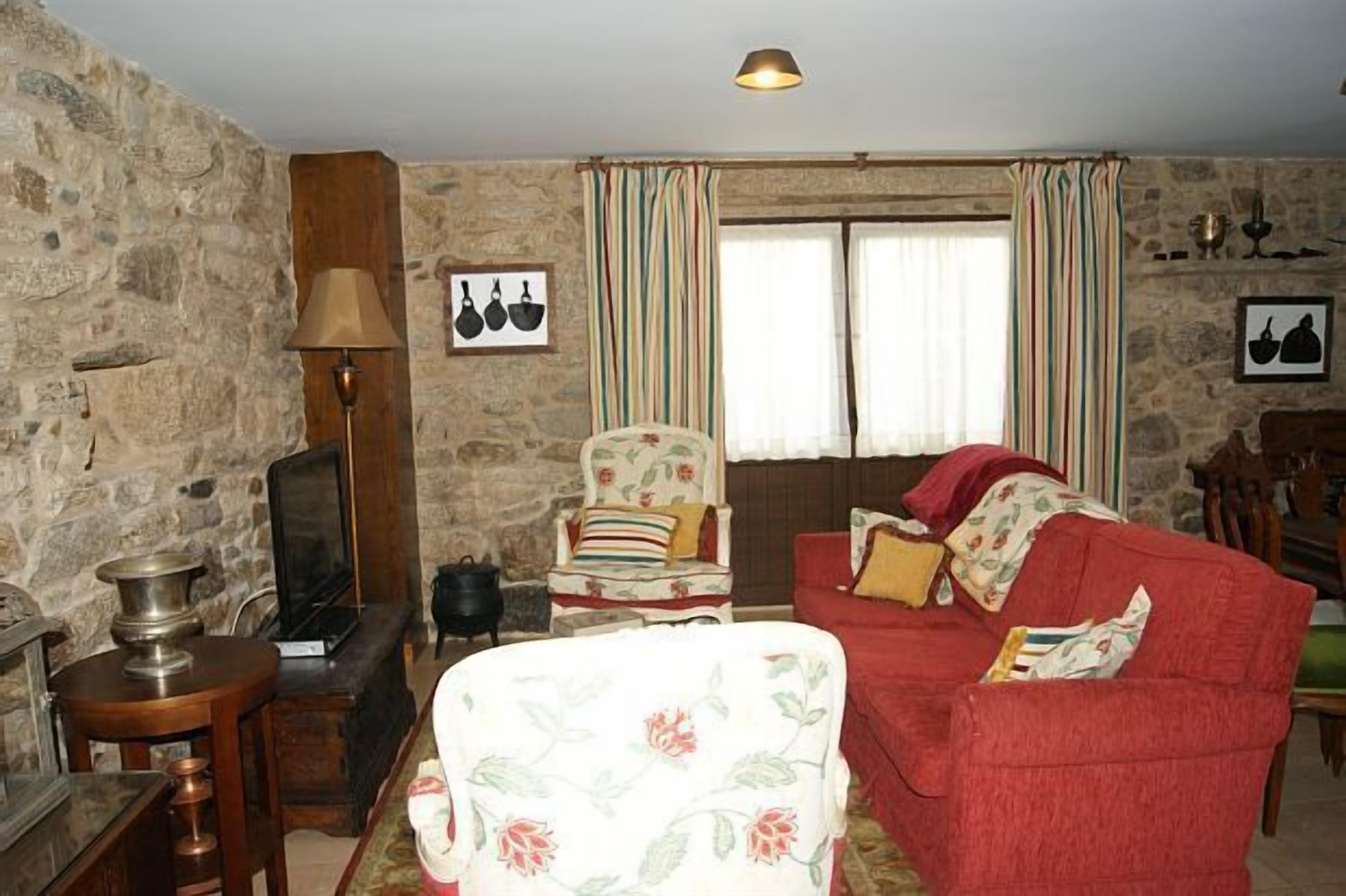 Een televisie, een open haard, een dvd-speler en boeken