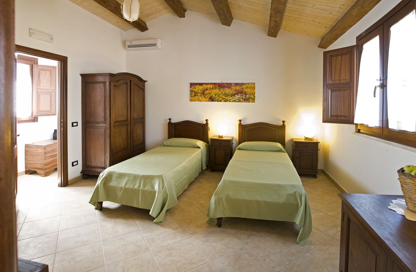 6 chambres, bureau, fer et planche à repasser, lit parapluie