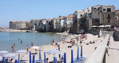 Villa Giardino Paradiso en el mar, piscina climatizada, en Cefalù, 13 asientos