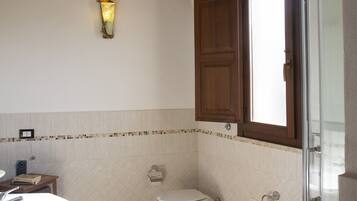 Dusche, Haartrockner, Bidet, Handtücher