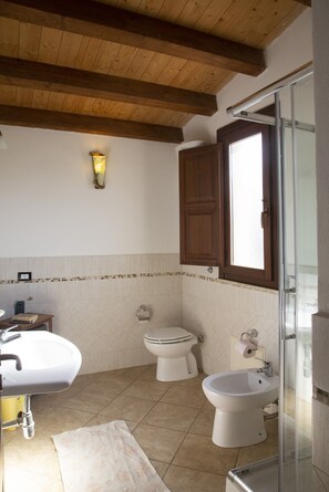 Dusche, Haartrockner, Bidet, Handtücher