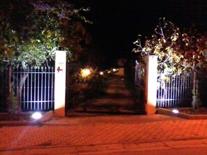 المنطقة المحيطة بالمنشأة