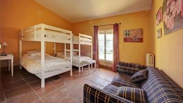 5 makuuhuonetta, silitysrauta/-lauta, Wi-Fi, vuodevaatteet