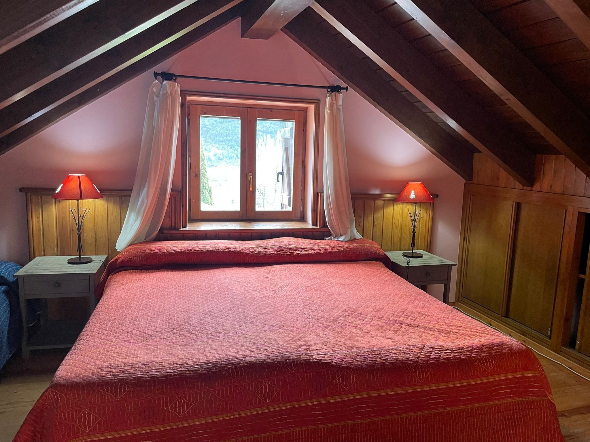 6 bedrooms, bed sheets, wheelchair access