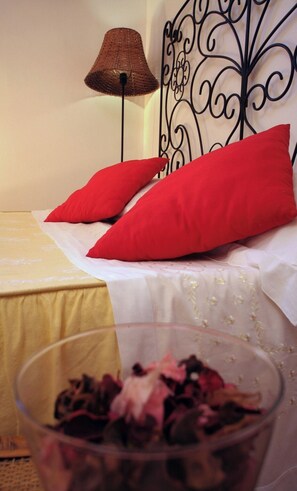 2 bedrooms, travel crib, free WiFi, bed sheets