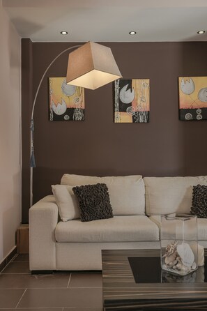 تلفزيون بشاشة م سطحة