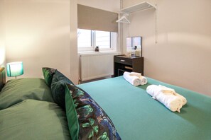 1 habitación, tabla de planchar con plancha, wifi y ropa de cama 
