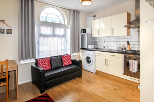 Self-contained 1 bed apartment Town Center High Wycombe