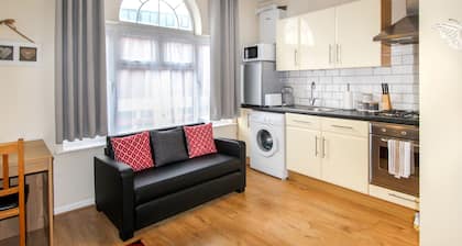 Self-contained 1 bed apartment Town Center High Wycombe