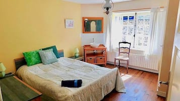 3 bedrooms, travel cot, free WiFi, bed sheets