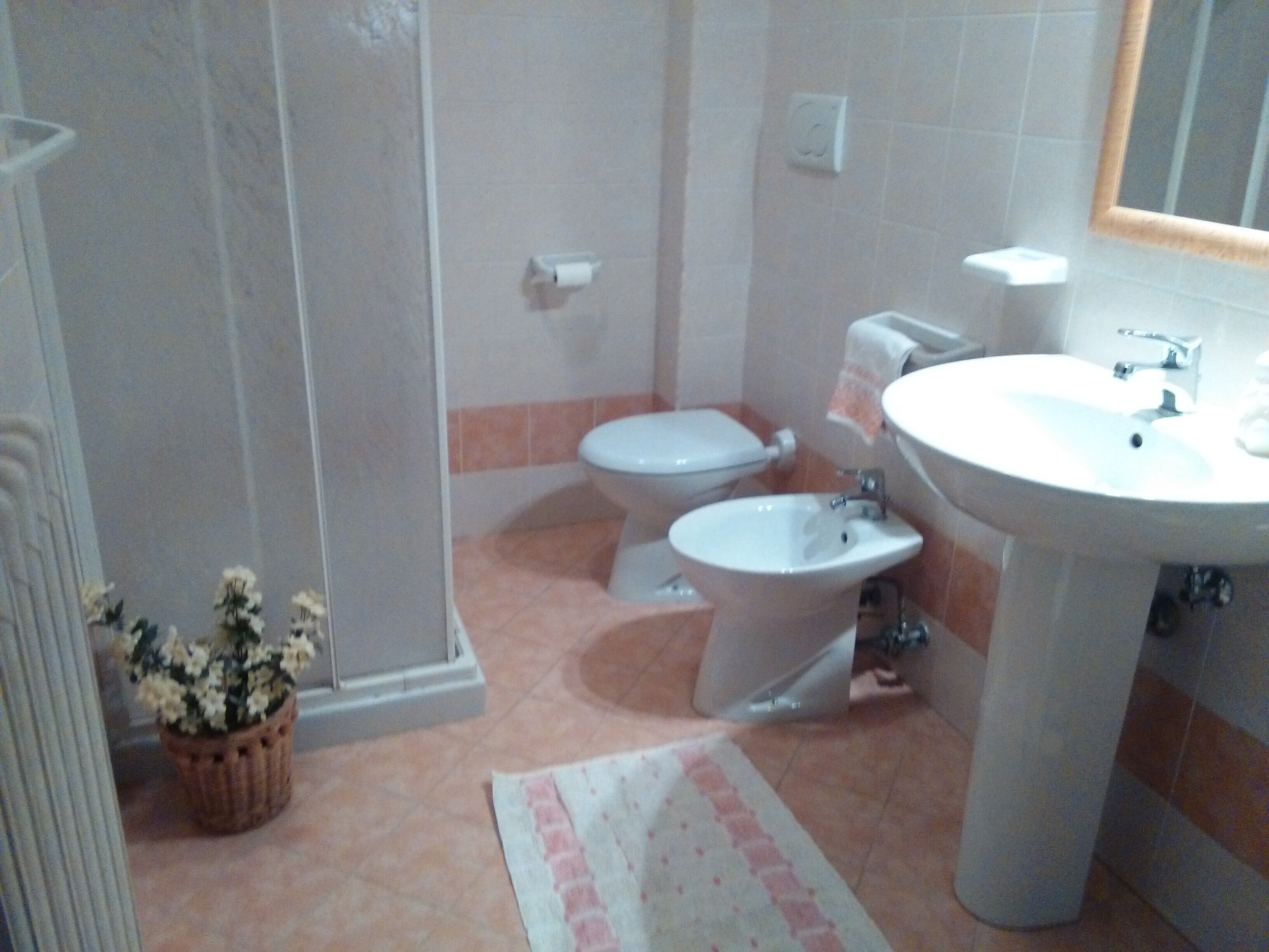 Ein Badezimmer mit Toilette, Bidet und Waschbecken.