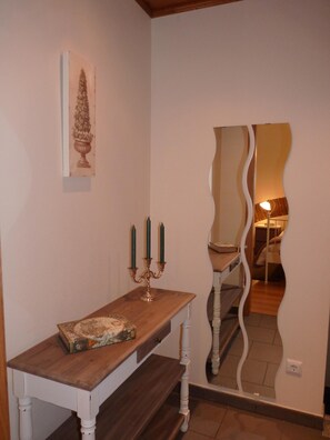 A wooden console table with a map and a candelabra with three candles. - Páteo dos Oliveira - Casa dos Serviçais (Évora)