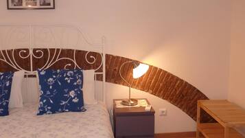 1 slaapkamer, een bureau, een strijkplank/strijkijzer, gratis wifi