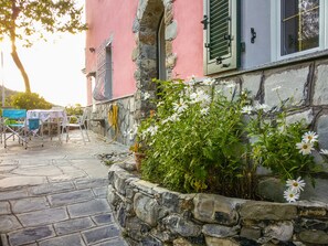 Outdoor dining - Apartment in villa, garden terrace between Portofino 5 Terre 7 km from the sea (Genova)