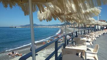 Chaises longues, serviettes de plage