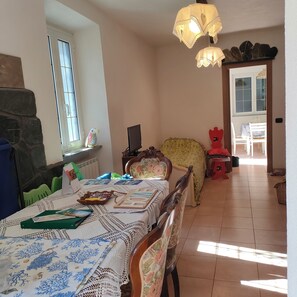 2 quartos, escrivaninha, ferros/tábuas de passar roupa