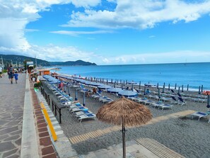 Camastros y toallas de playa 