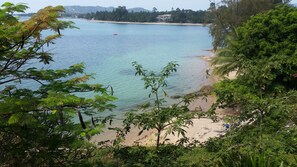Playa en los alrededores, camastros y toallas de playa