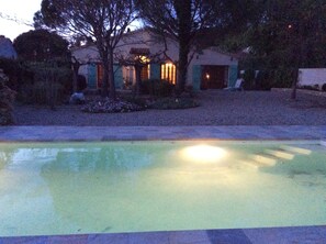 室外游泳池,恒温泳池