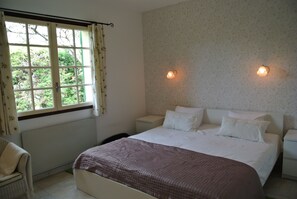 4 bedrooms, iron/ironing board, travel cot, free WiFi