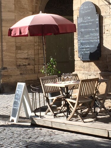Villa française / scandinave, grande piscine dans un jardin méditerranéen isolé