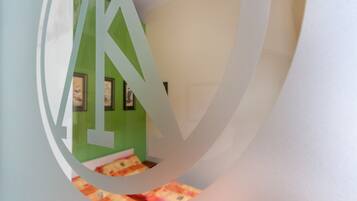 2 camere, una cassaforte in camera, una scrivania, ferro/asse da stiro