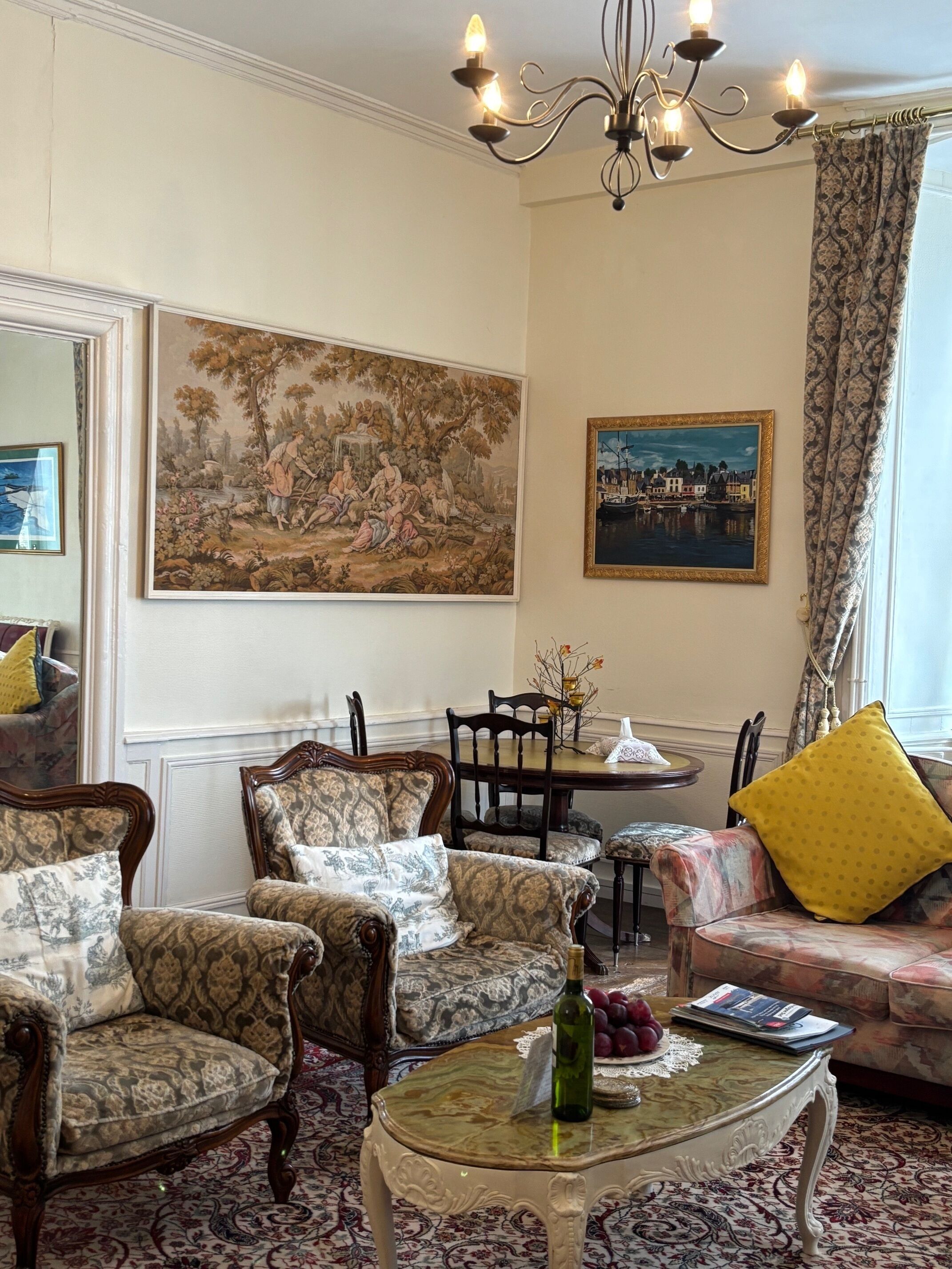 Télévision, cheminée, lecteur de DVD, livres