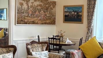 Télévision, cheminée, lecteur de DVD, livres