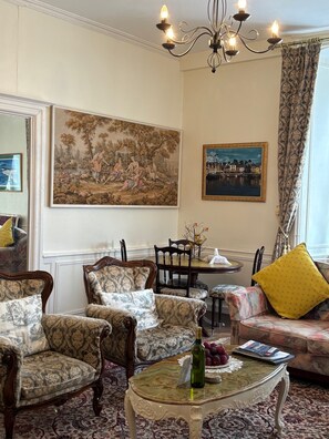 Televisie, een open haard, een dvd-speler en boeken