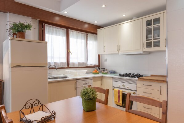 Kühlschrank, Mikrowelle, Ofen, Geschirrspüler