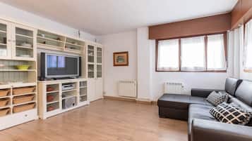 TV, lareira, videogames, livros