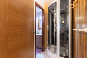 Dusche, Haartrockner, Handtücher