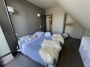 2 bedrooms, in-room safe, iron/ironing board, free WiFi - House for 4/5 people, beaches and shops 400 m away (Arradon)