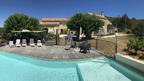 Mas provençal (3 habitations indépendantes) dans un vignoble