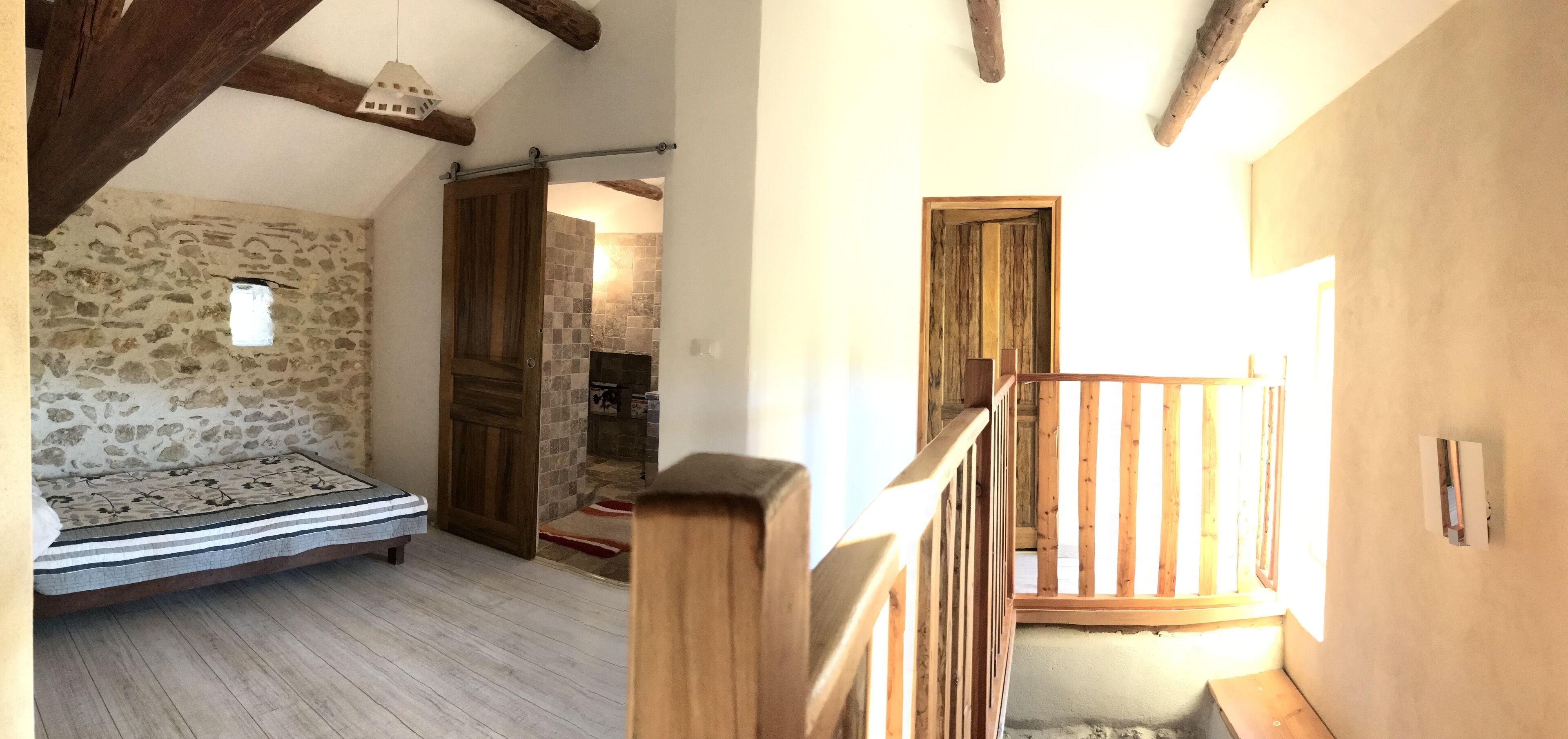 6 slaapkamers, een strijkplank/strijkijzer, wifi