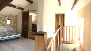 6 slaapkamers, een strijkplank/strijkijzer, wifi