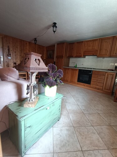 Casa dei Cervi on uusi rakennus, luonnon ympäröimänä.