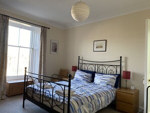 4 bedrooms, iron/ironing board, travel cot, free WiFi - Beautiful Apartment On The Edge Of Edinburgh’s Historic New Town (Edinburgh)