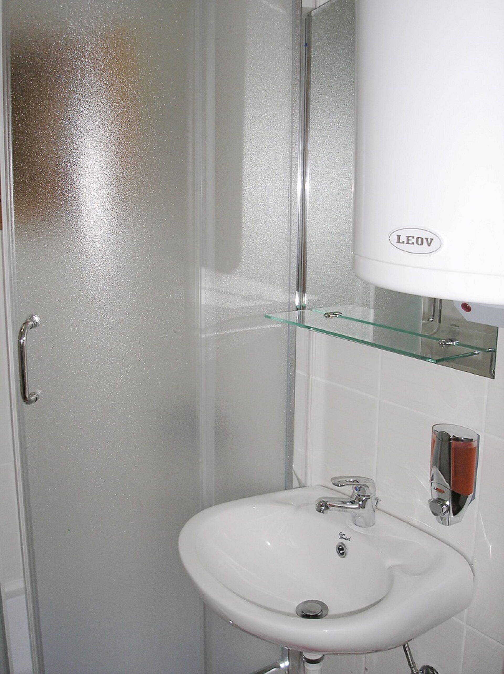 Douche, sèche-cheveux, serviettes fournies, savon