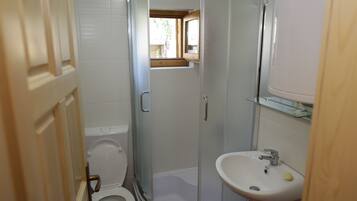 Chuveiro, secador de cabelo, toalhas de banho, sabonete