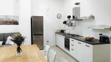 Kühlschrank, Ofen, Geschirrspüler, Wasserkocher mit Kaffee-/Teezubehör