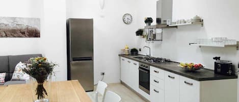 Frigorífico, horno, lavavajillas y cafetera o tetera