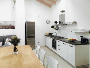 Fridge, oven, dishwasher, coffee/tea maker