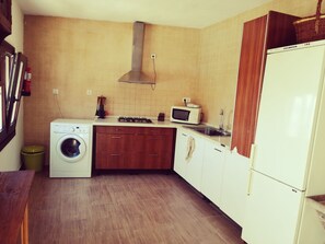 Fridge, microwave, coffee/tea maker, toaster - Self catering La Encina for 8 people (Lanjarón)