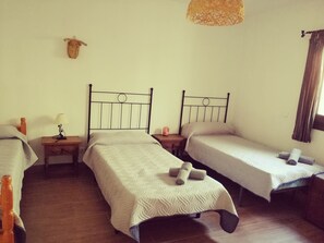 3 habitaciones, tabla de planchar con plancha y cuna de viaje 