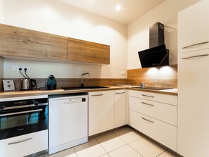 Een magnetron, een oven, een vaatwasser