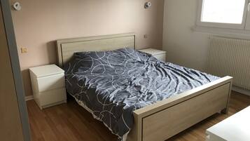 3 bedrooms, desk, iron/ironing board