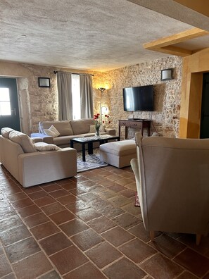 Een smart-tv, een open haard, videogames en boeken