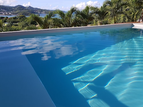 Bel appartement avec terrasse et piscine. Vue imprenable sur mer et campagne.